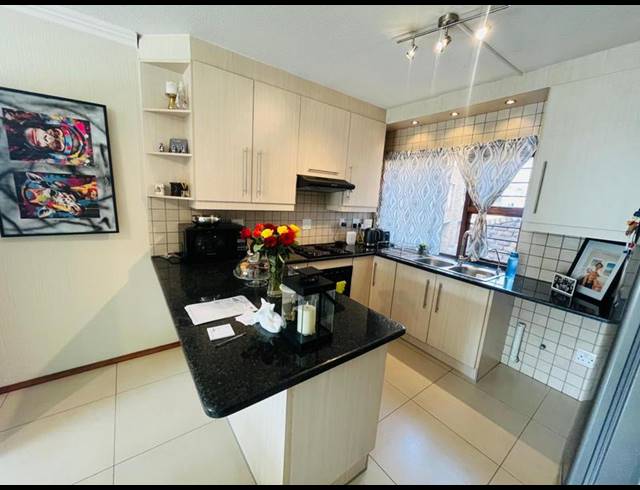 1 BEDROOM TOWNHOUSE FOR SALE IN BASSONIA